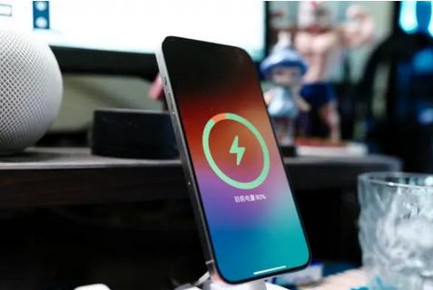 香坊苹果15换屏服务分享用什么充电器给iPhone15充电更好 